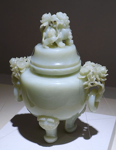 Файл:Incense burner with flower handles and paired lions knob, China, Qing dynasty, 18th-19th century AD, white jade - Matsuoka Museum of Art - Tokyo, Japan - DSC07234.JPG