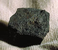 Каменный уголь, добывается в болоте, состоит из углерода.