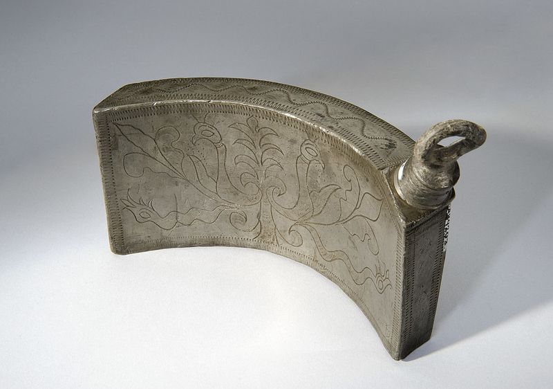 Файл:Curved rectangular hot-water bottle, France, 1751-1810 Wellcome L0057408.jpg